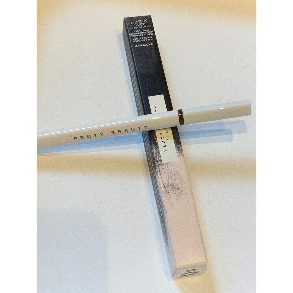 Lápis e modelador de sobrancelhas Fenty Beauty Brow MVP Ultra Fine Marrom escuro