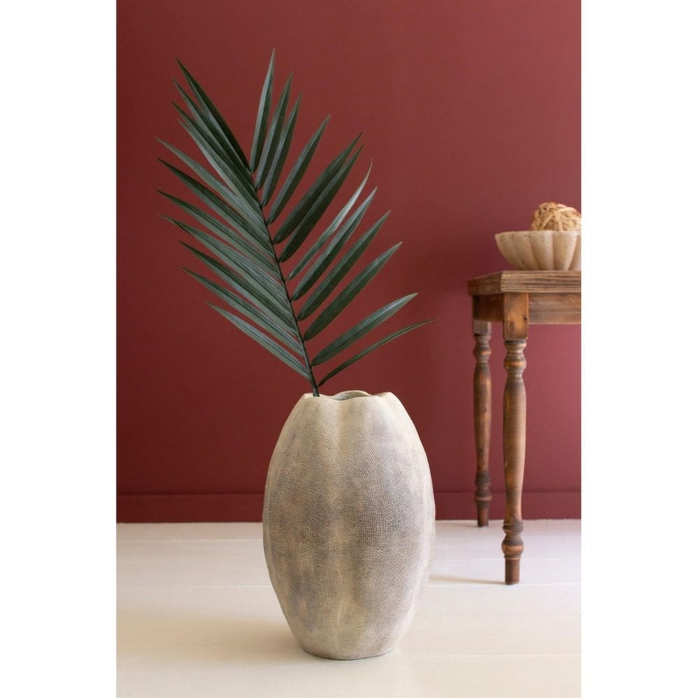 Jarrón alto KALALOU de composite de piedra con bordes ondulados