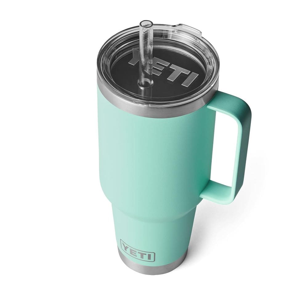 Caneca YETI Rambler 1,25 L com tampa de palha e espuma de mar isolada a vácuo