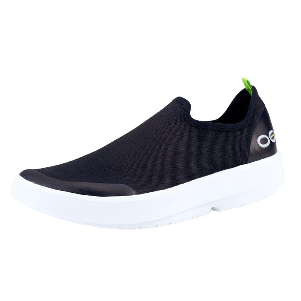 Sapato de recuperação OOFOS oOMG eeZee Low branco/preto feminino 9.5