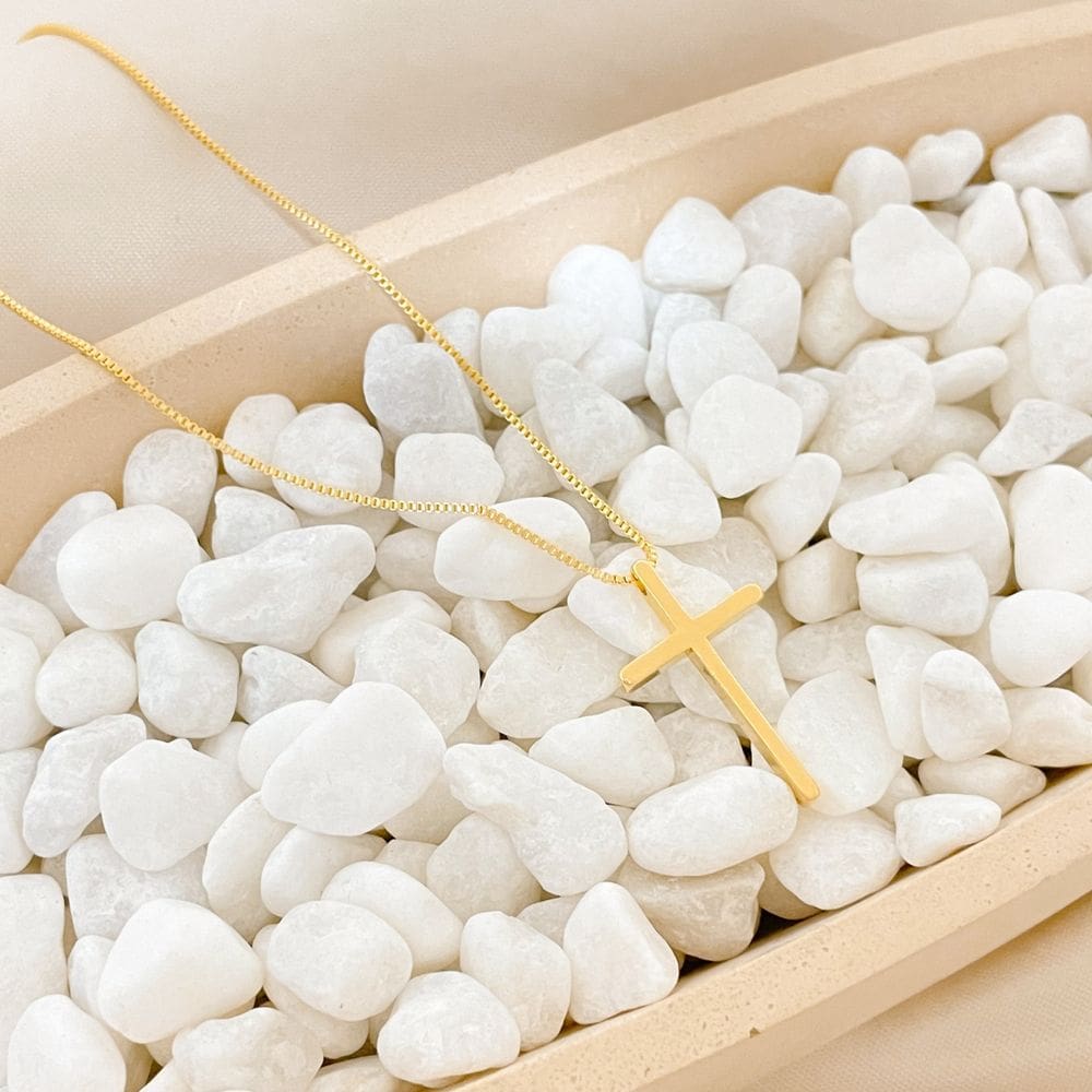 Colar Longo Com Cruz Lisa Banhado a Ouro