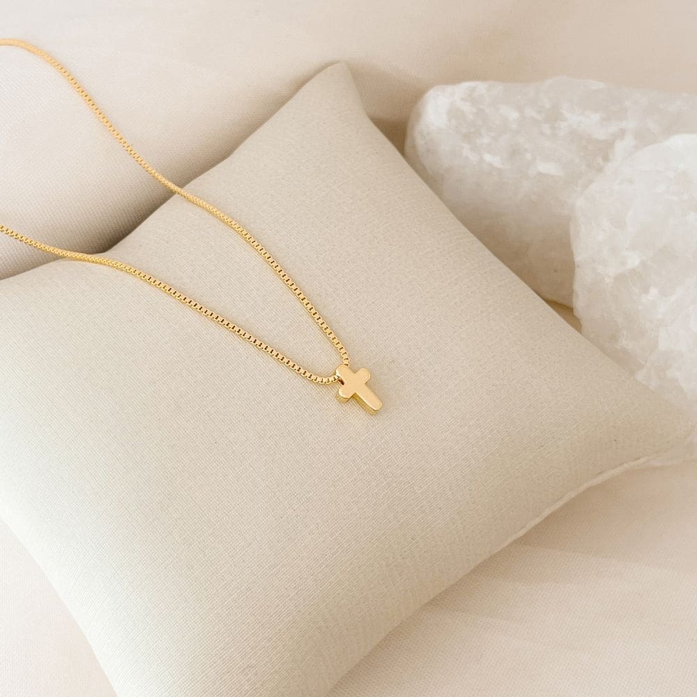 Colar Mini Cruz Lisa Banhado a Ouro