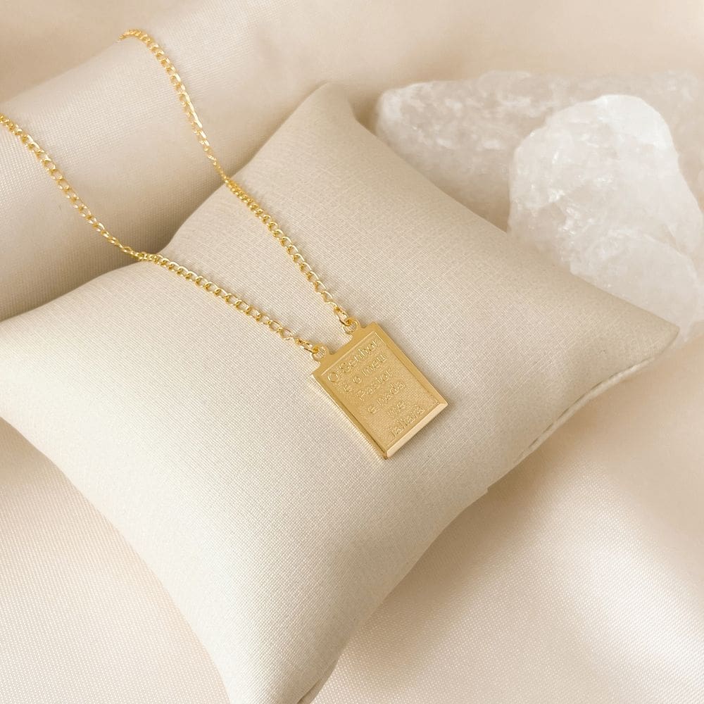 Colar Longo Com Plaquinha Religiosa Banhado a Ouro