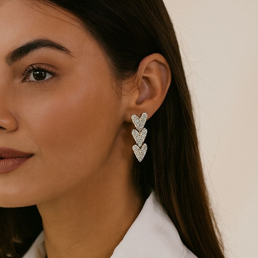 Brinco Três Corações Cravejados Cristais Banhado a Ouro