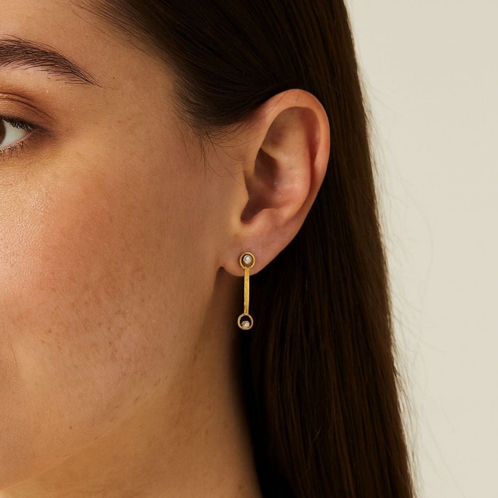 Brinco Fita e Círculos Com Pontos de Luz Banhado a Ouro