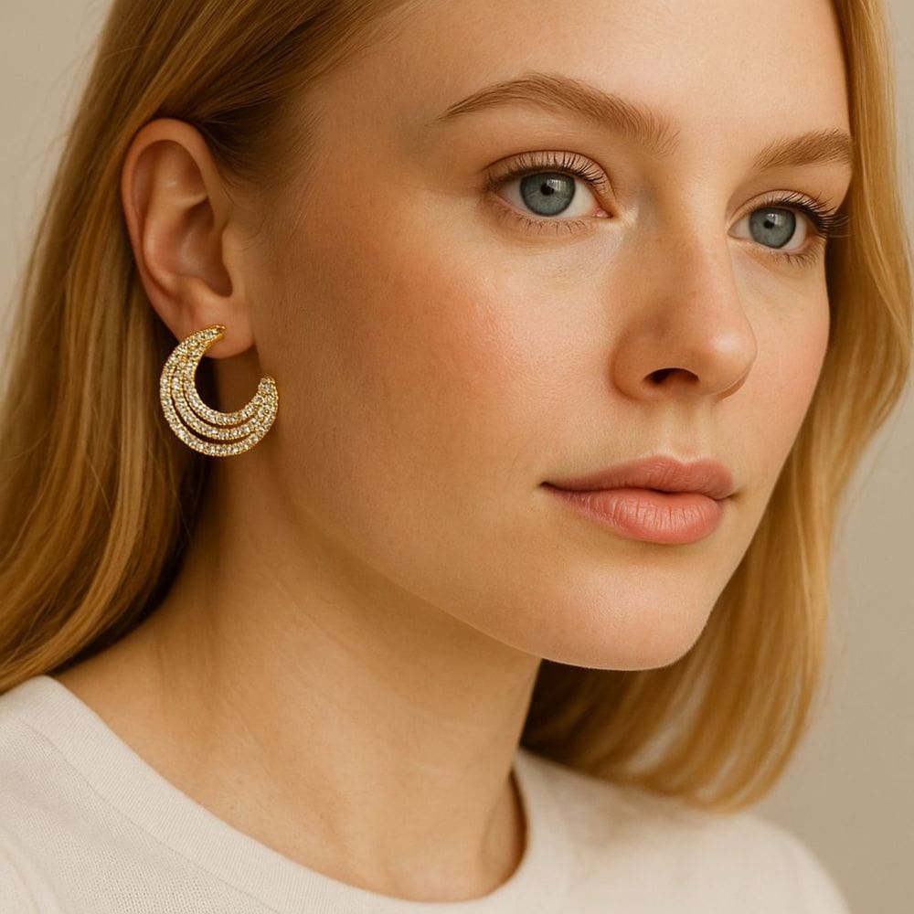 Brinco Meia Lua Cravejada Banhado a Ouro