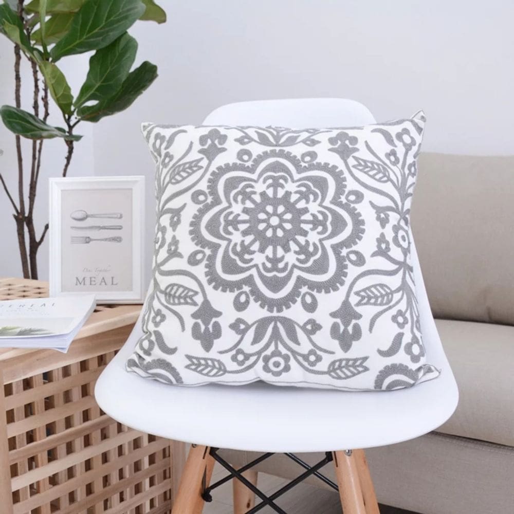 Almofada Embroidery Care Cotton Mandala Cinza 45x45cm