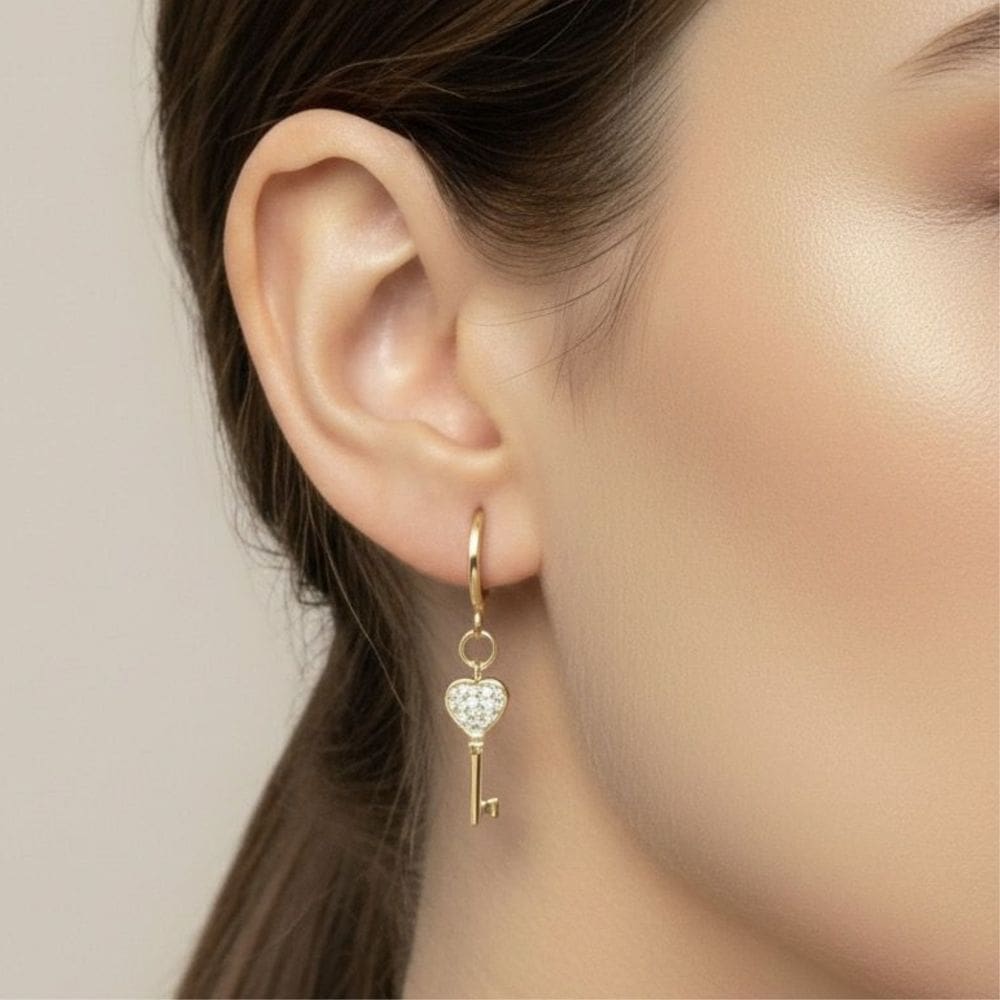 Brinco Argolinha Click Chave Coração Cristal Banhado a Ouro