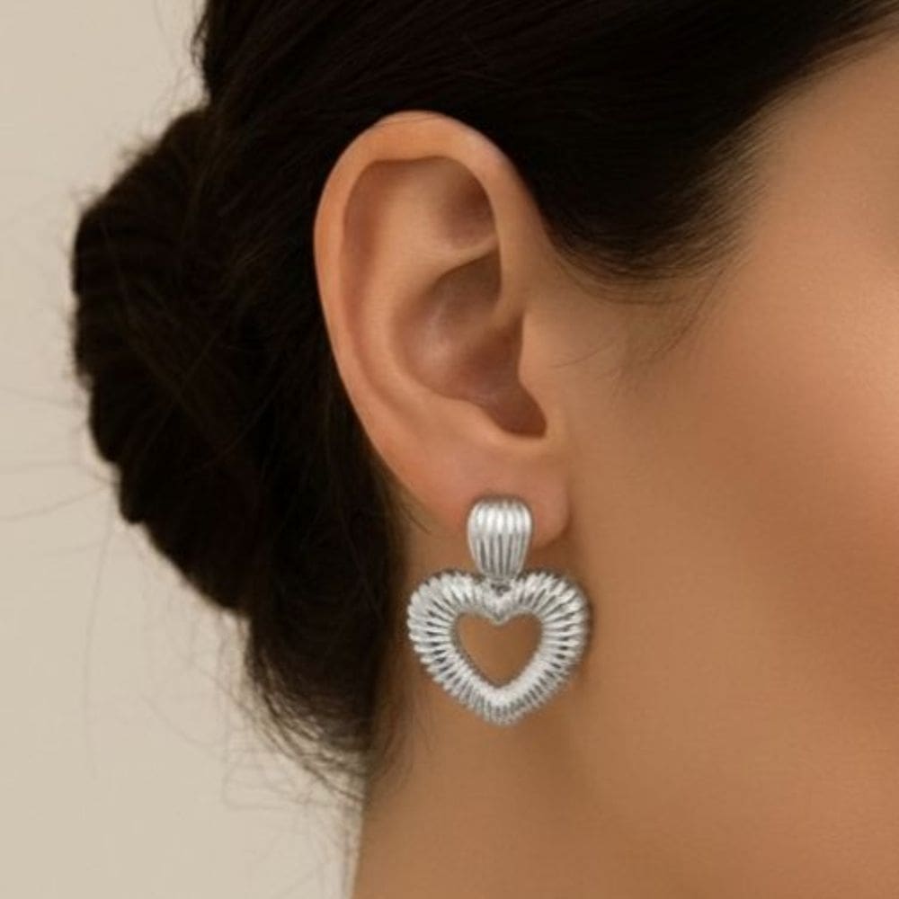 Brinco Gota e Coração Riscadinhos Banhado a Prata