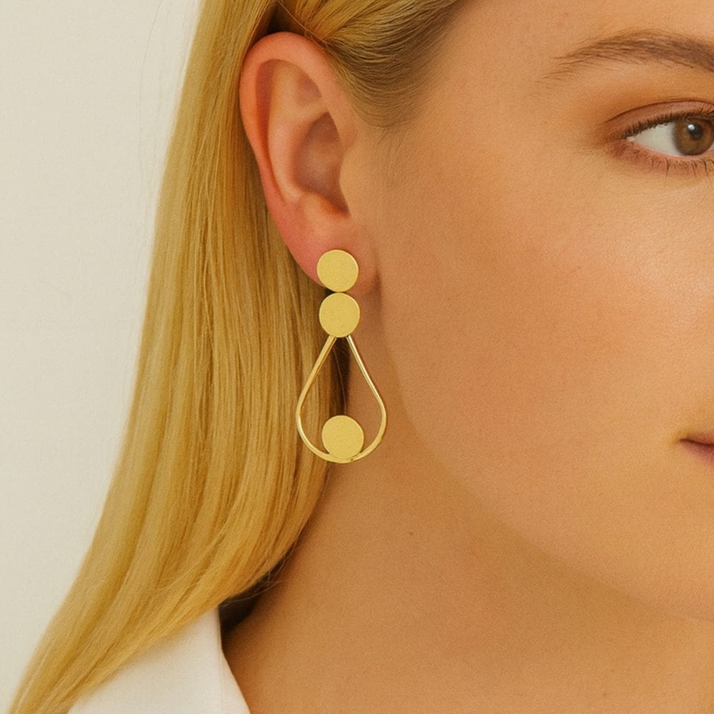 Brinco Gota Vazada Com Medalhinhas Banhado a Ouro