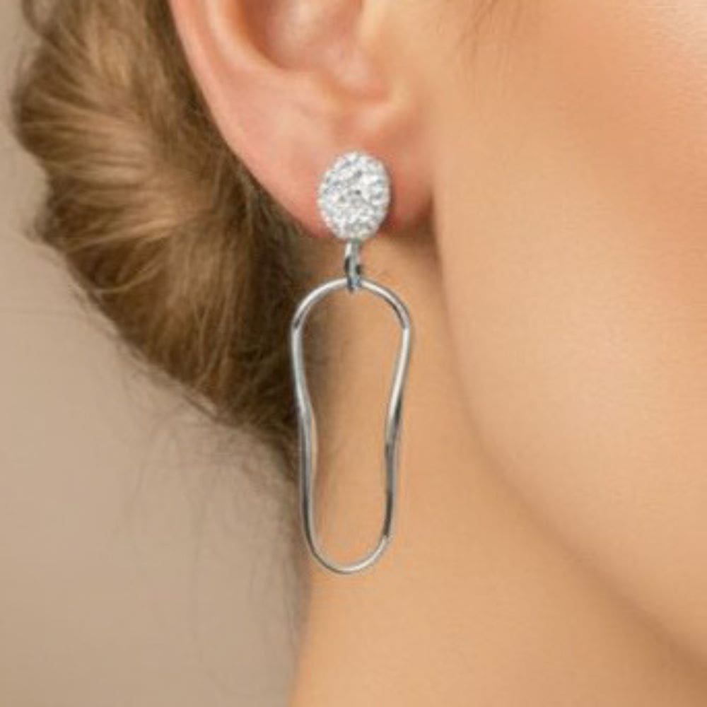 Brinco Oval Cravejado Com Pingente Orgânico Banhado a Prata