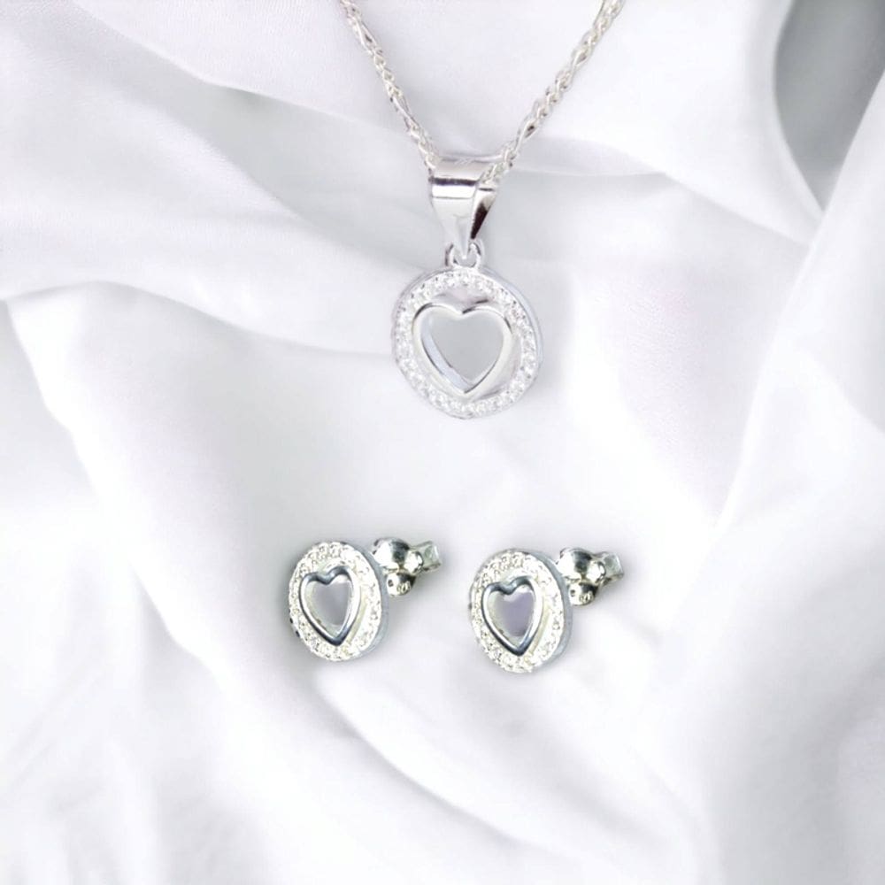 Conjunto de joias com corações de prata fina com colar e brinco de zircônia