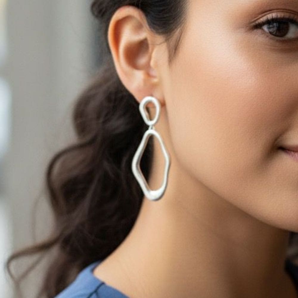 Brinco Longo Formato Orgânico Banhado a Prata