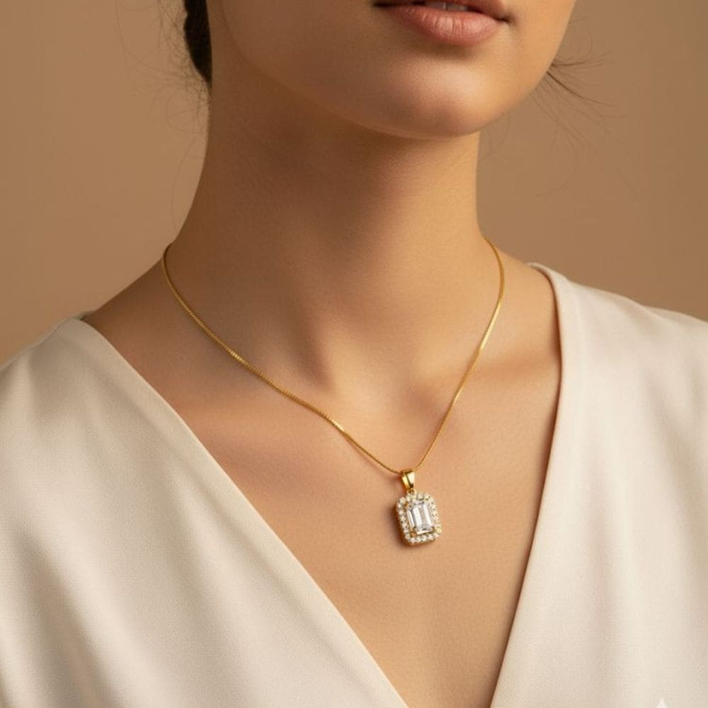 Colar Retângulo Cravejado Banhado a Ouro