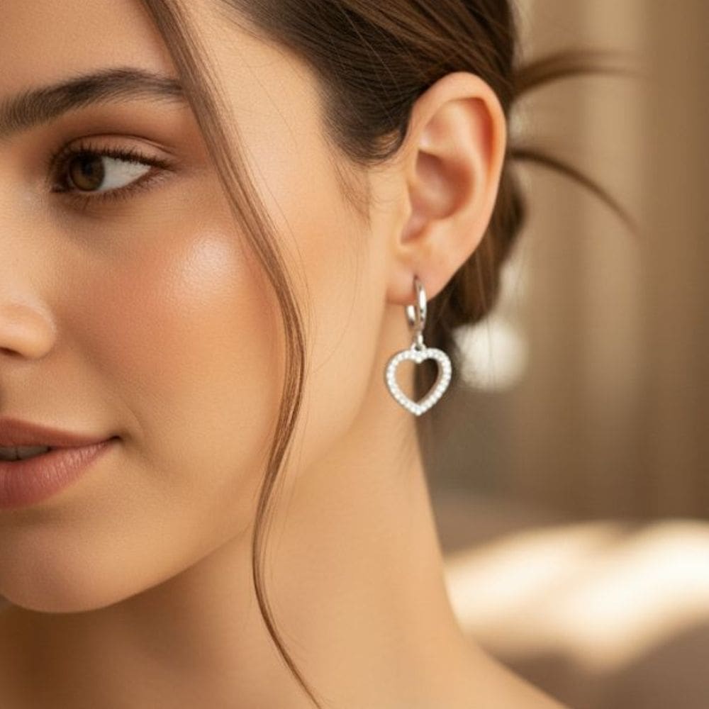Brinco Argolinha Coração Com Borda Cravejada Banhado a Prata