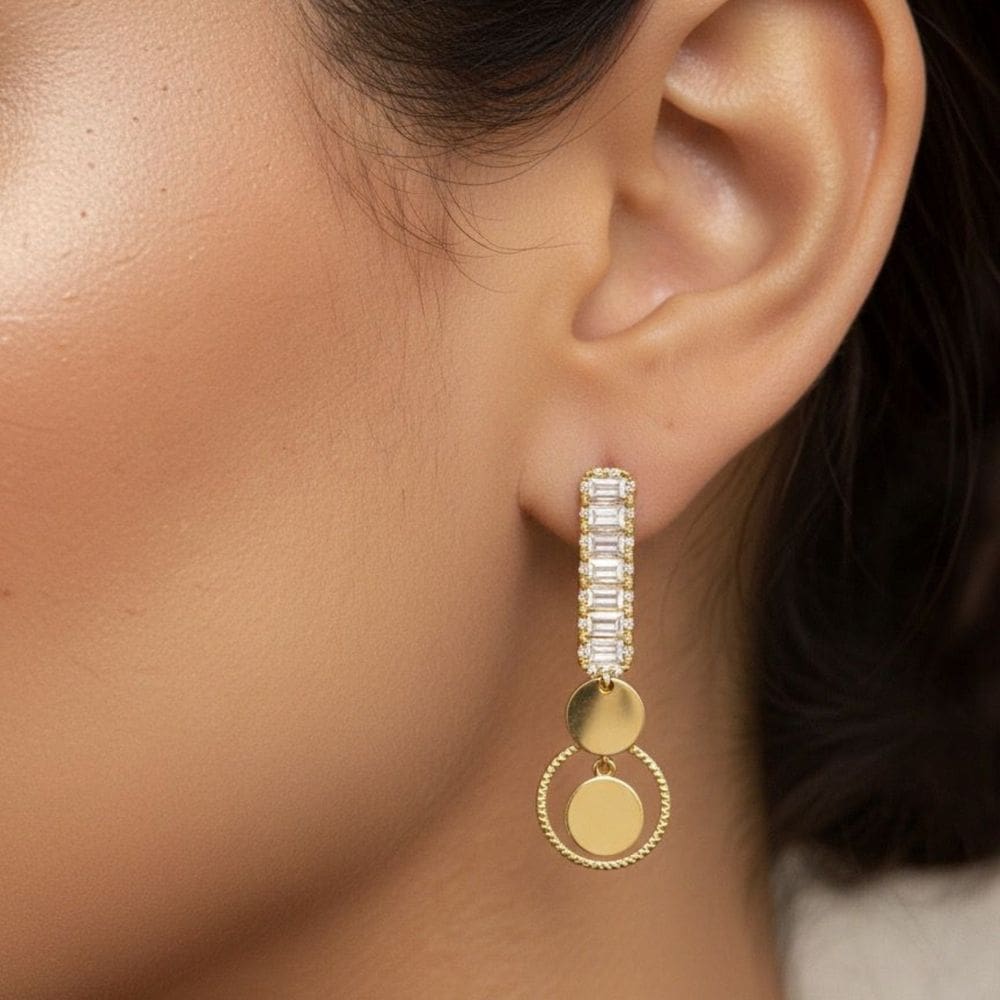 Brinco Navetes Cristais Com Medalhinhas Banhado a Ouro