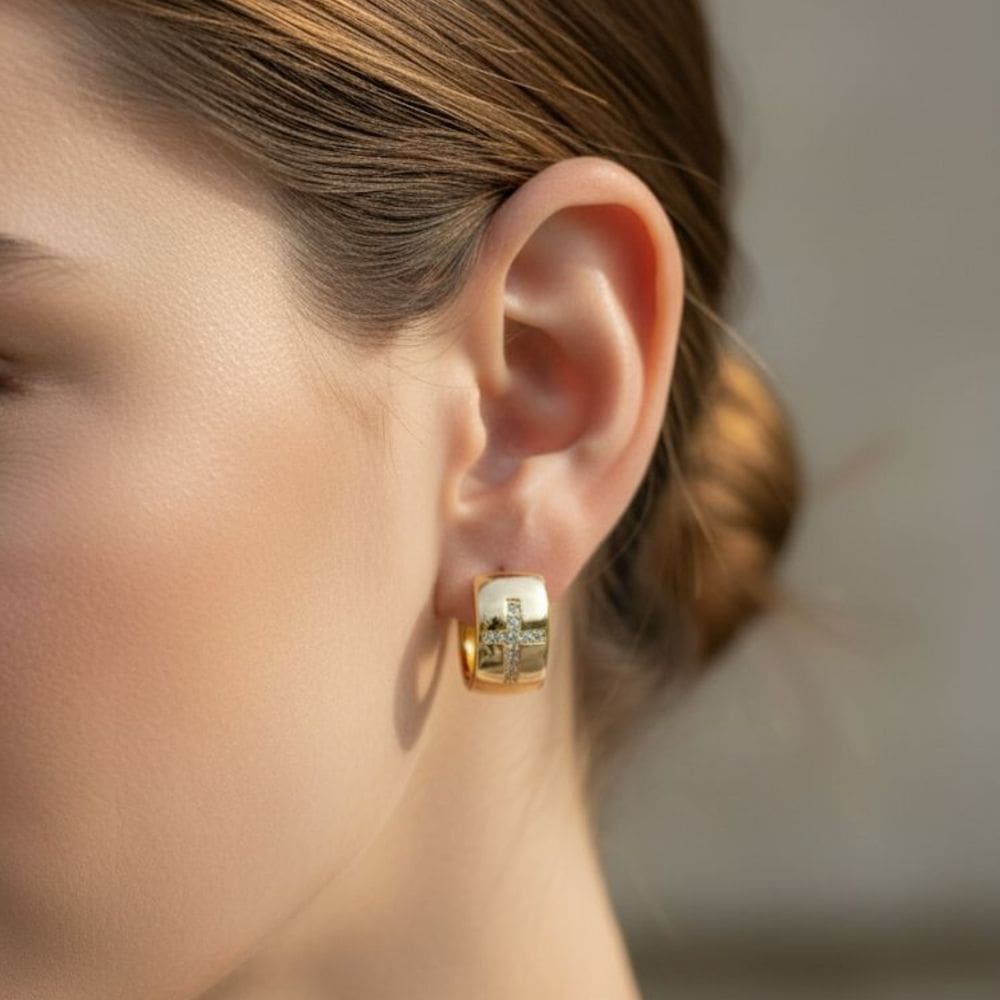 Brinco Argolinha Lisa Com Cruz Cravejada Banhado a Ouro