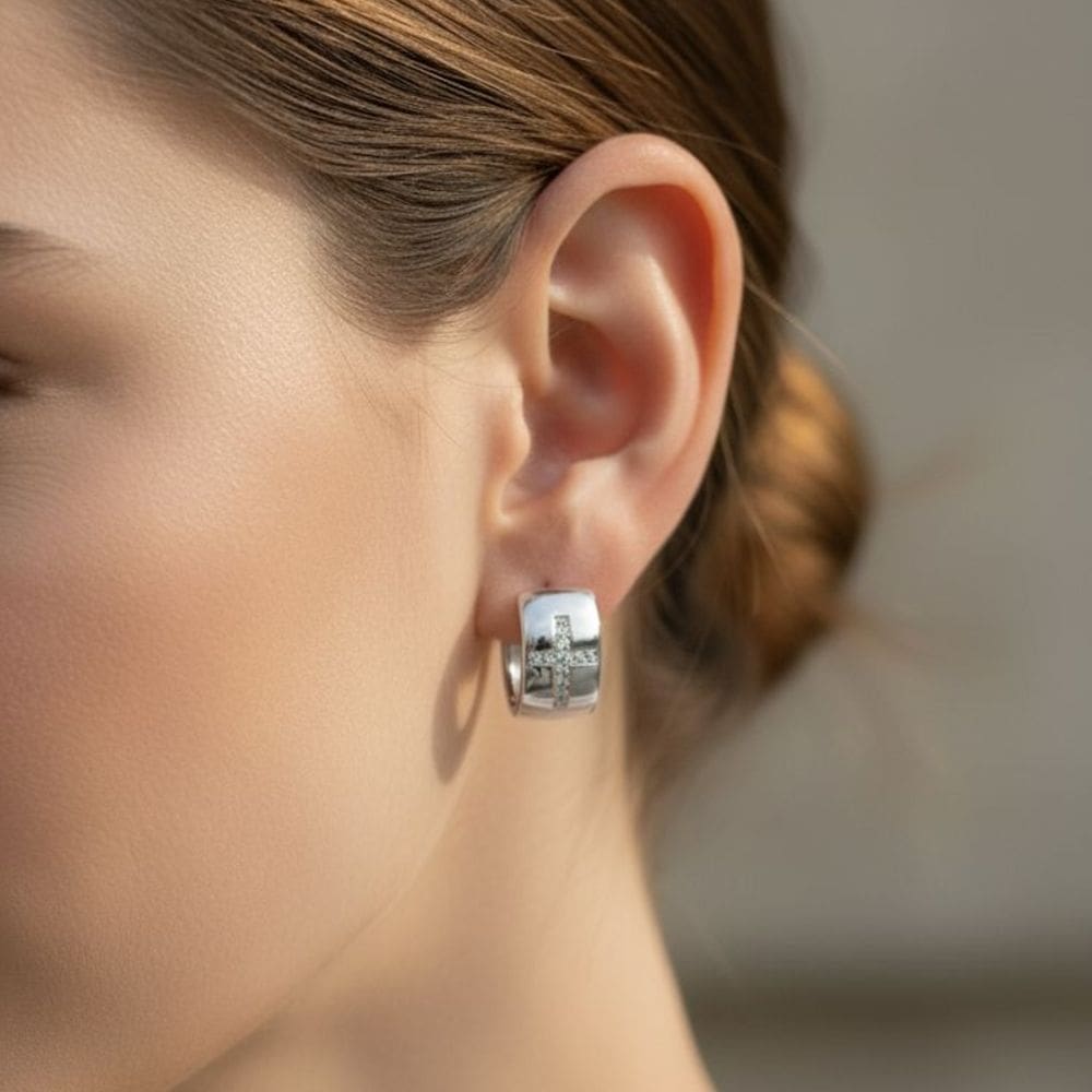 Brinco Argolinha Lisa Com Cruz Cravejada Banhado a Prata