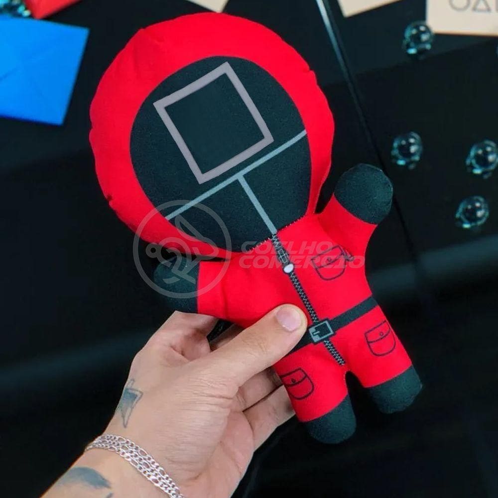 Boneco De Pelucia Squid Game Round 6 Vermelho 26Cm Quadrado