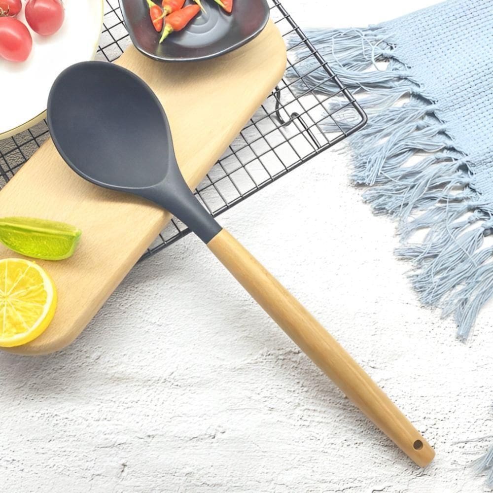 Colher De Silicone Cinza Com Cabo De Madeira - Praticidade E Elegância Na Cozinha!