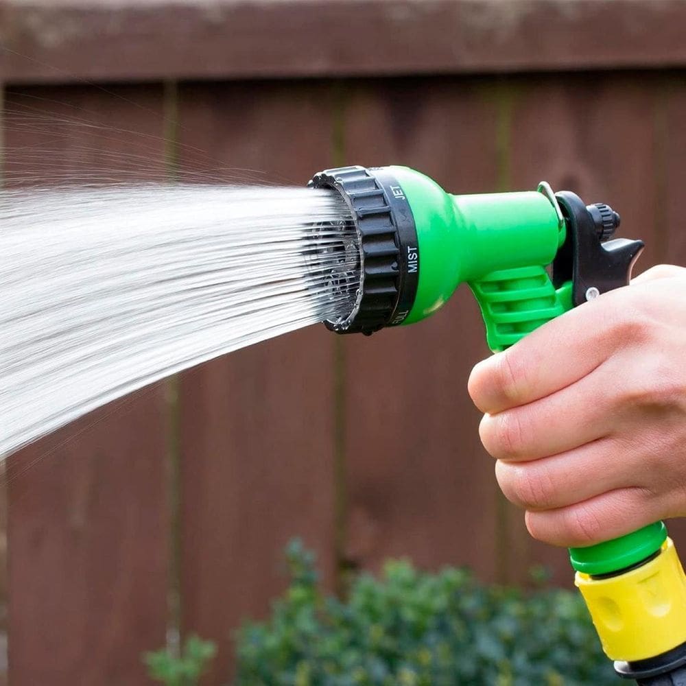 Mangueira Verde Com Esguicho Para Uso Em Jardim