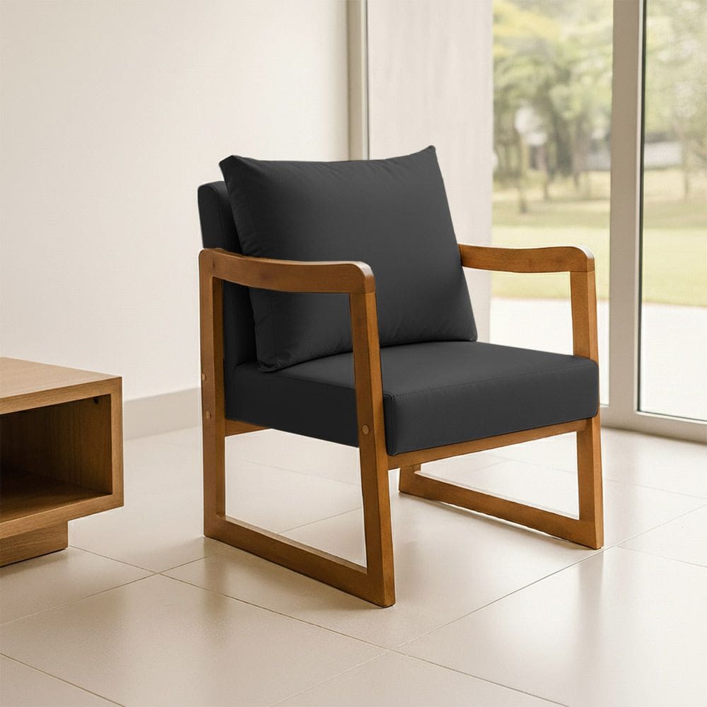 Poltrona Decorativa com Braço em Madeira Maciça Alice Courino Preto