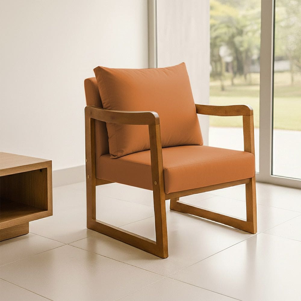 Poltrona Decorativa com Braço em Madeira Maciça Alice Courino Caramelo