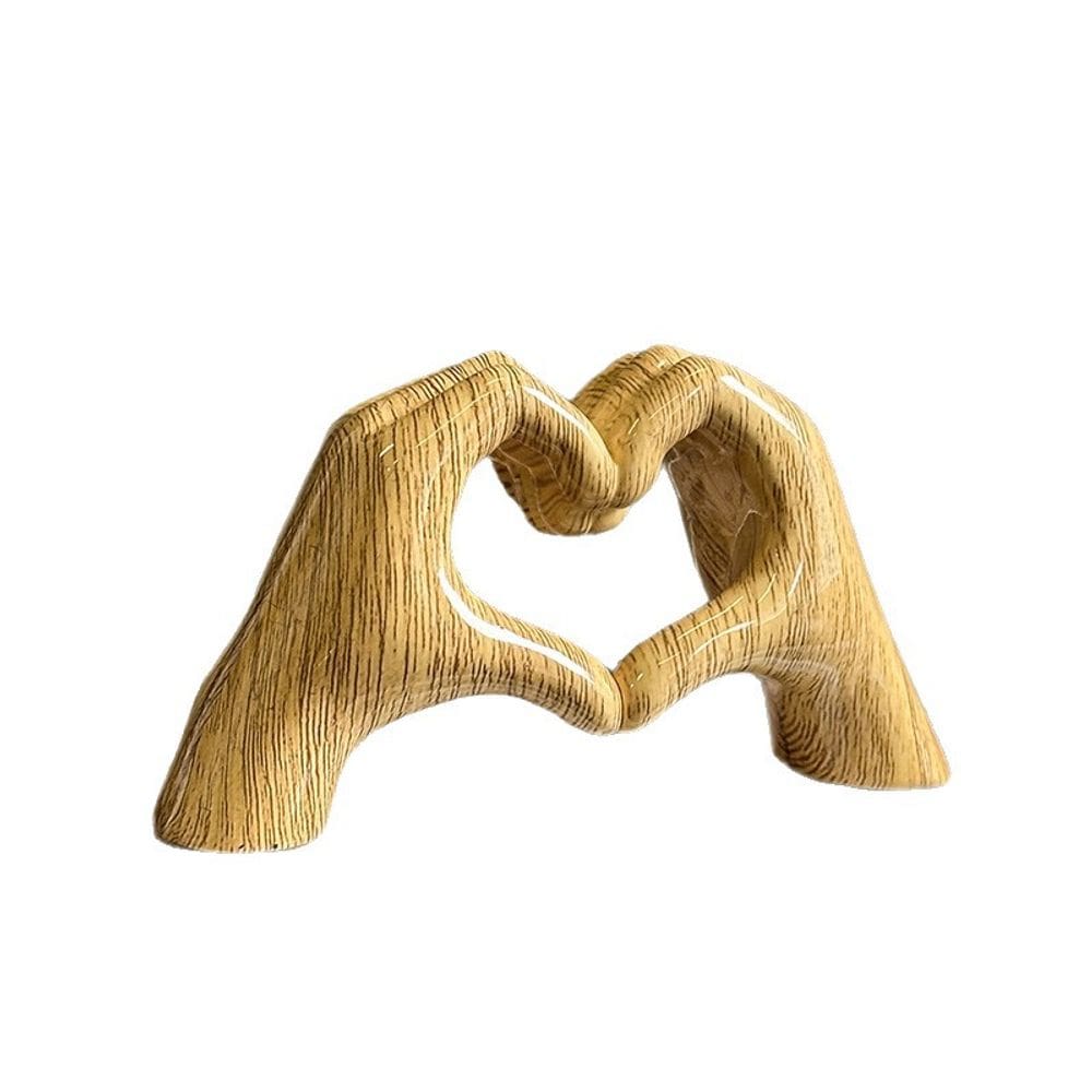 Mini escultura em resina, coração de mão, grão de madeira amarelo, 6x10,5 x 3,3 cm