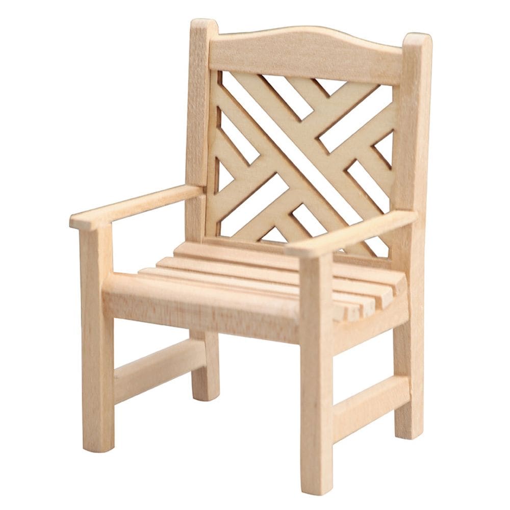 Cadeira de madeira inacabada com móveis de casa de bonecas em miniatura em escala 1:12