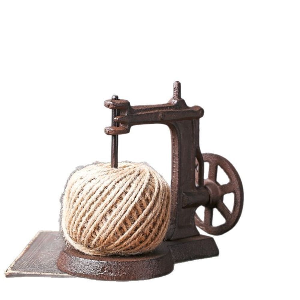 Escultura: Máquina de costura vintage, suporte de corda, ferro, 17x10x16cm