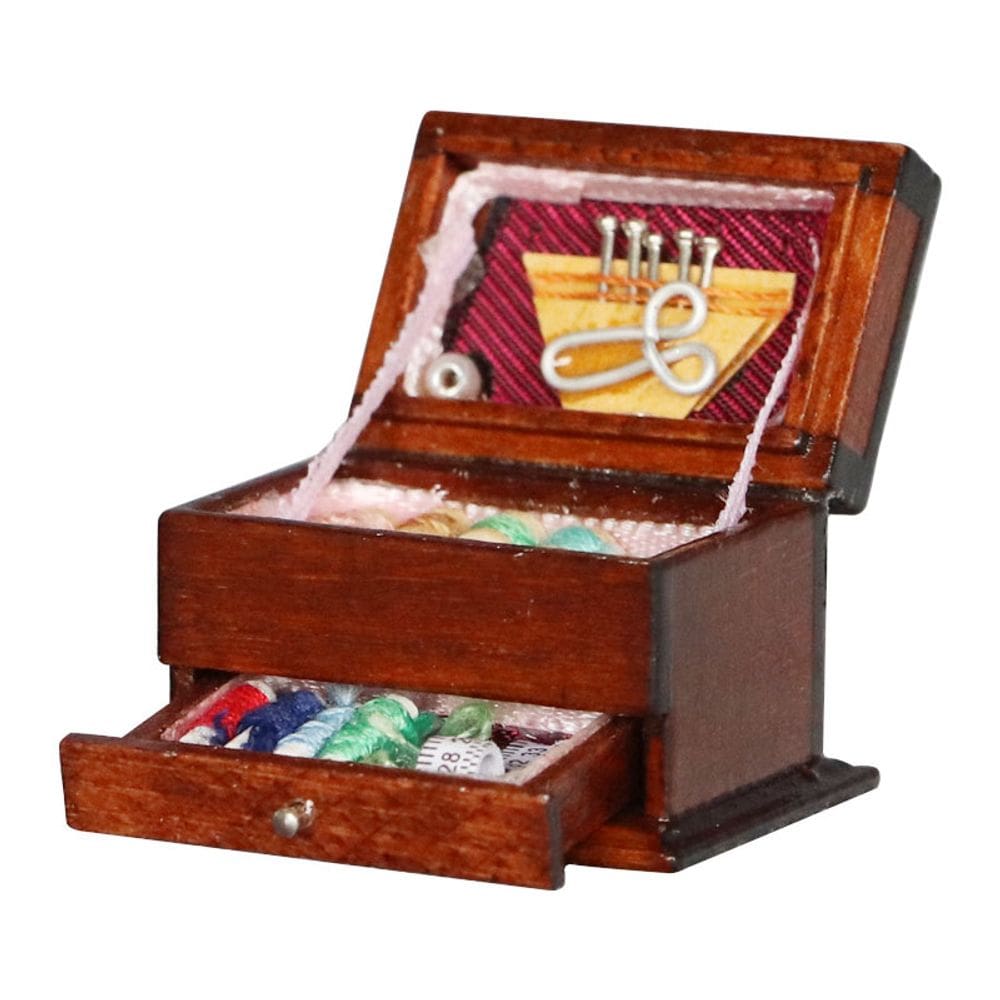 Caixa de costura de madeira em miniatura Dollhouse com bobinas de linha 1:12
