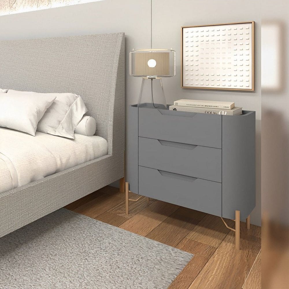 Mesa de Cabeceira 70cm com 3 Gavetas e Pés em Metal Estrutura 100% Mdf Bend Grigio / Dourado