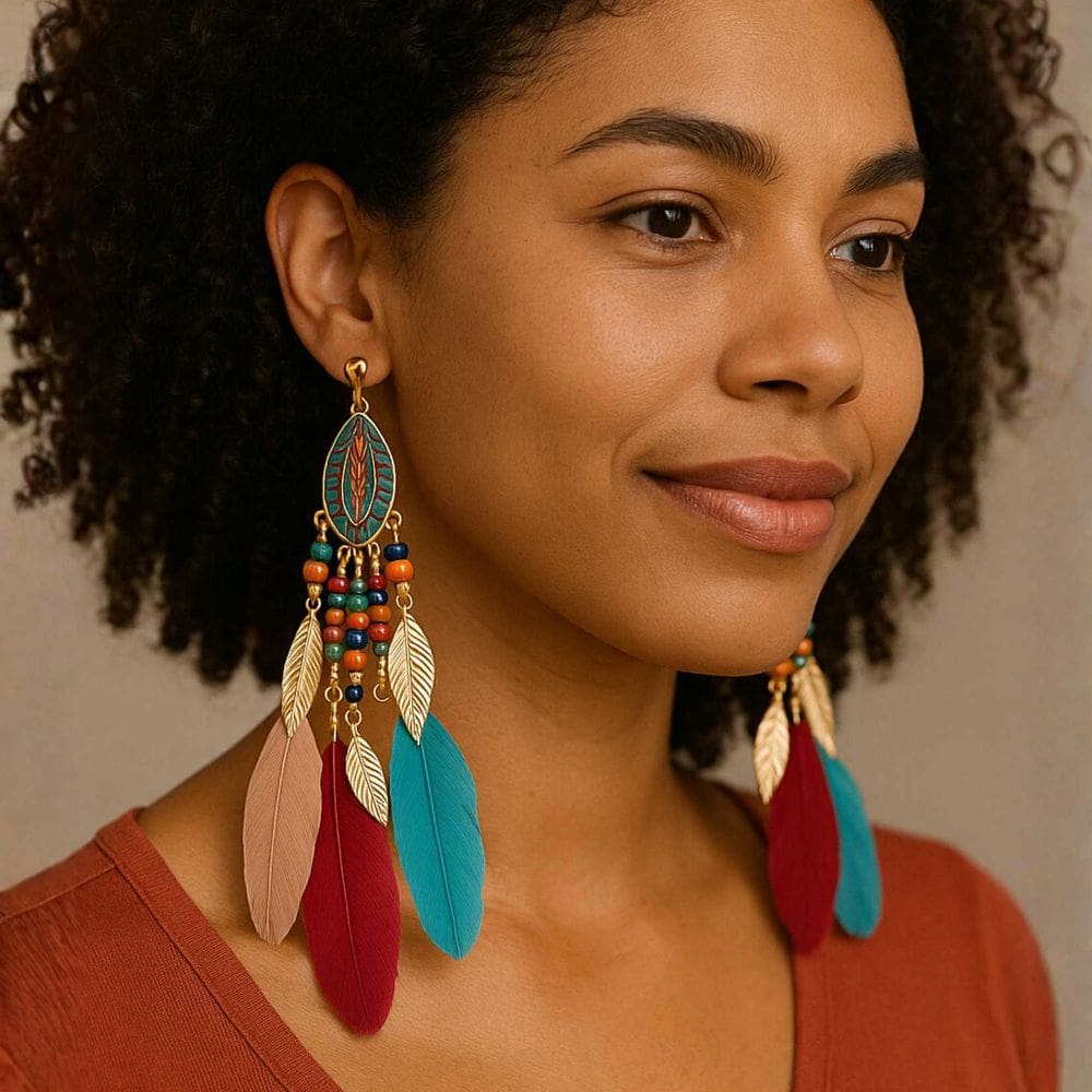 Brinco Presão Étnico com Penas Coloridas e Detalhes Dourados