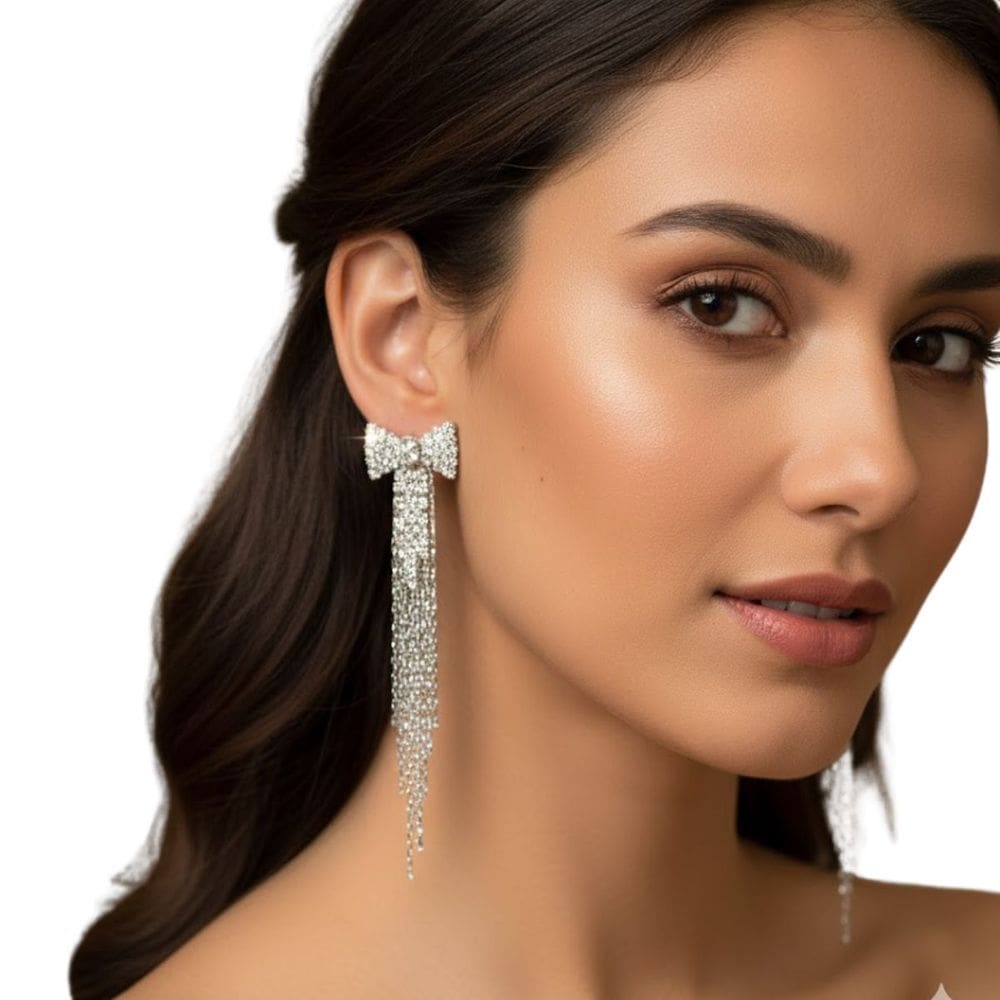 Brinco Longo de Laço Prateado com Correntes de Pressão