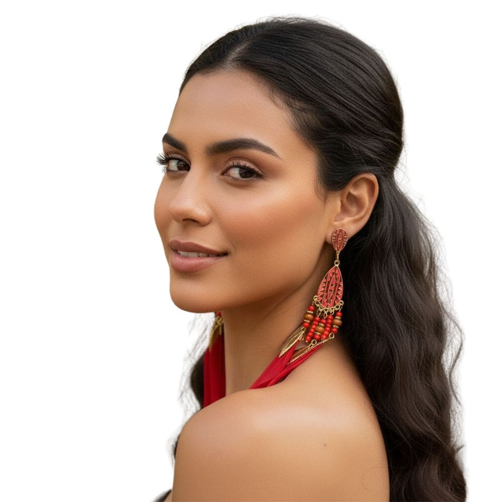 Brinco Étnico com Penas Vermelhas e Contas Decorativas