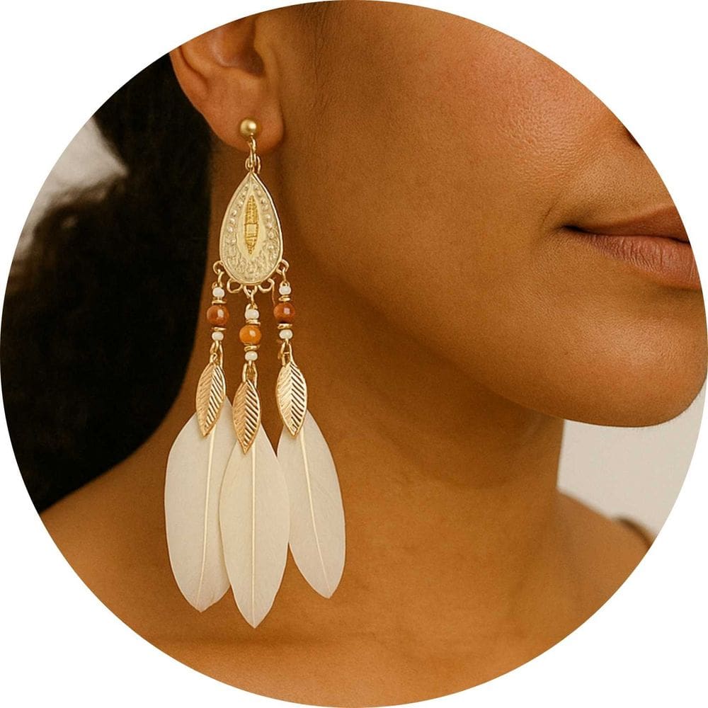 Brinco Presão Étnico com Penas Brancas e Detalhes Dourados
