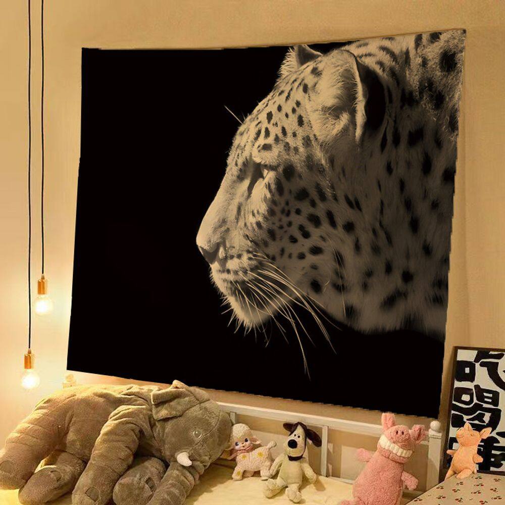 Tapeçaria pendurada na parede com fundo preto de leopardo 150x130cm