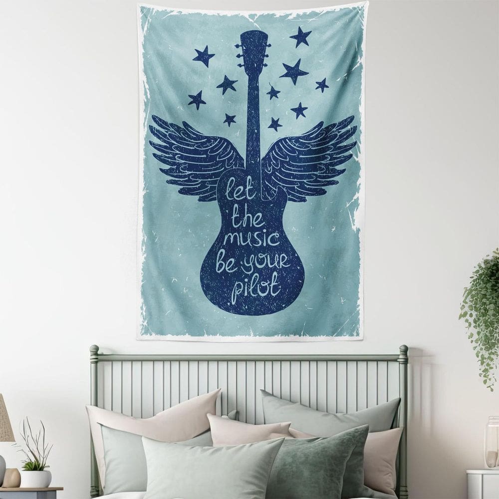 Guitarra musical de tapeçaria pendurada na parede com asas e estrelas