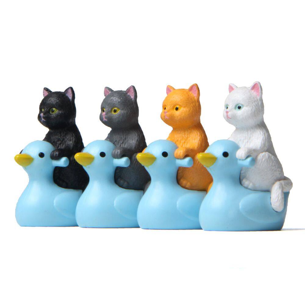 Enfeites de jardim: gatos fofos sentados em figuras de pato azul em PVC