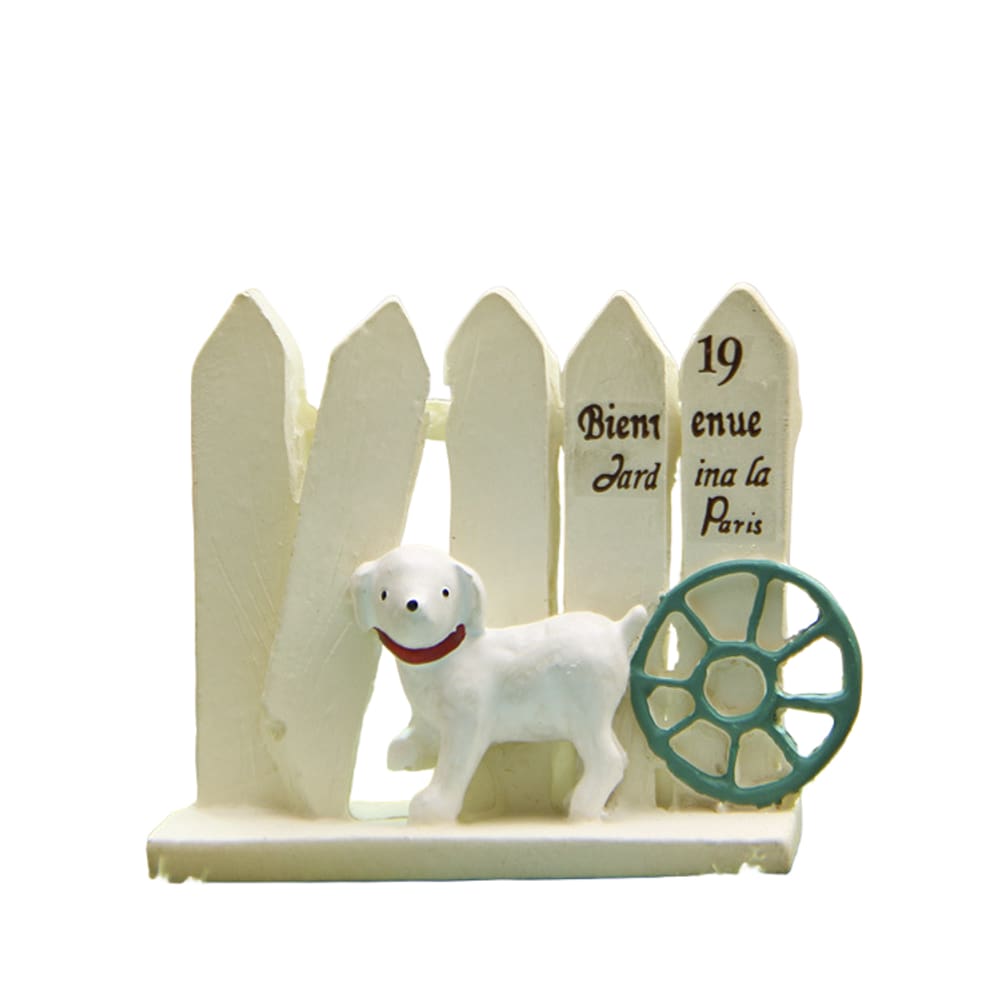 Escultura de cão de resina criativa com cerca e roda 5,7 cm