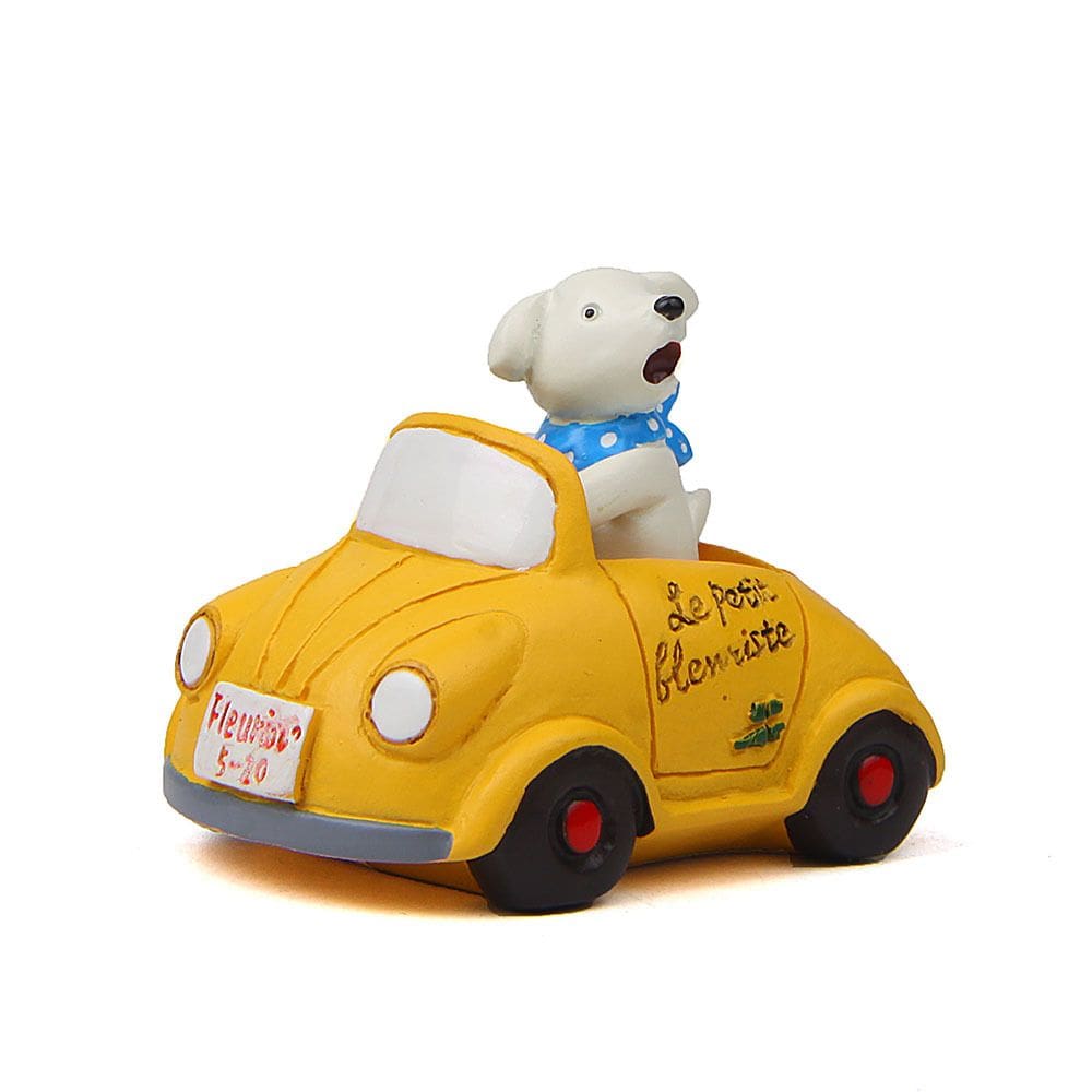 Escultura de resina criativa para cães dirigindo carro amarelo 4,1 × 5,4 cm