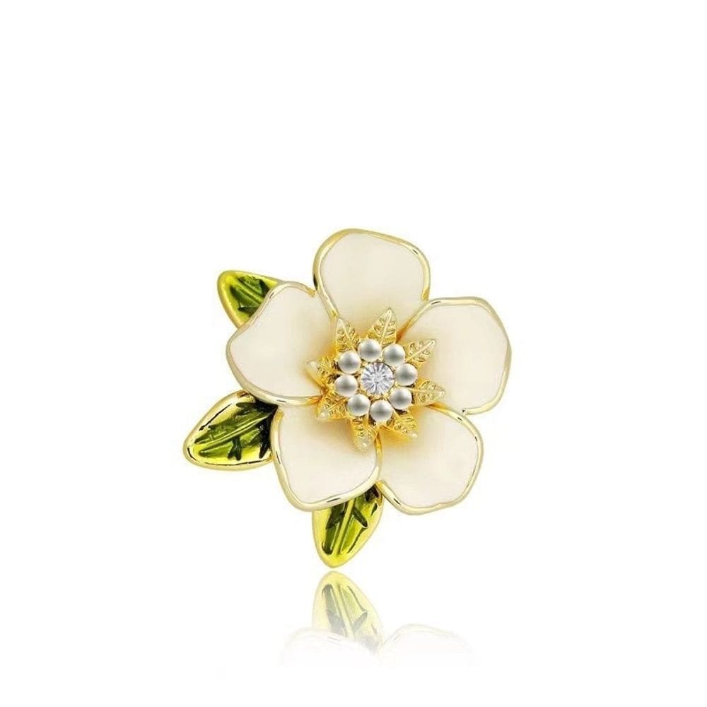 Broche de flor branca elegante com folhas verdes e cristal