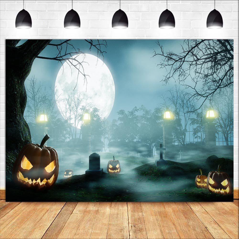 Tapeçaria pendurada na parede no cemitério da lua cheia de Halloween