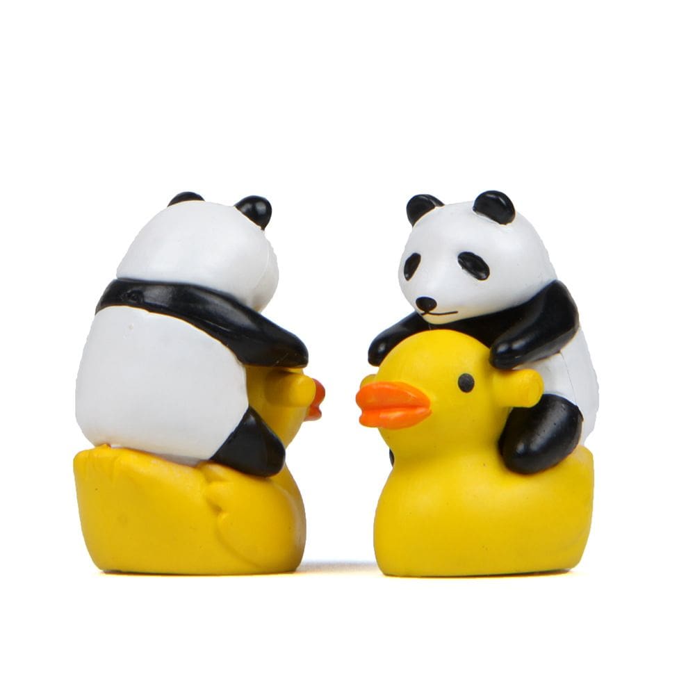 Estatueta de PVC Cute Panda Riding Duck com escultura de jardim