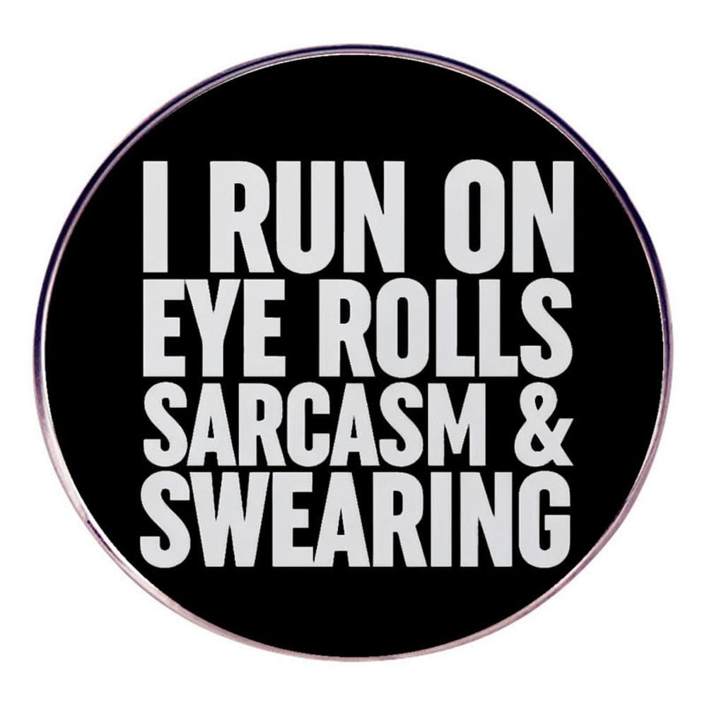 Citação redonda de Brooch Pin “Eu corro com reviravoltas, sarcasmo e palavrões”