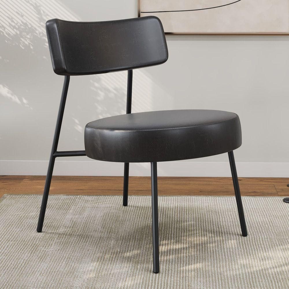 Poltrona Decorativa Sala De Estar Kobe Estofada Com Encosto Couríssimo Preto - Abmaza