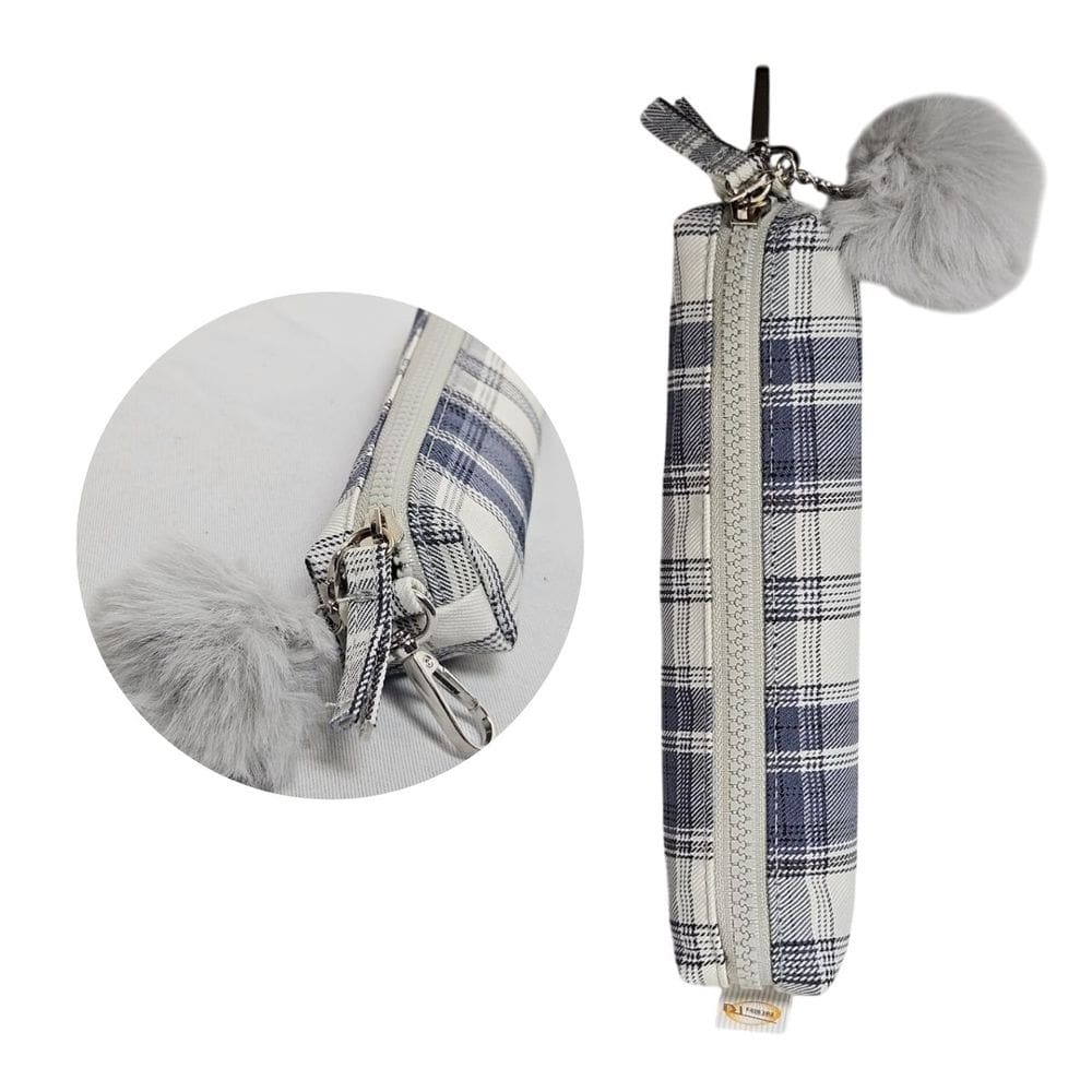 Estojo Escolar Xadrez Azul com Pompom Fofo Multiuso Organização Colorido Material Lápis Caneta Aula