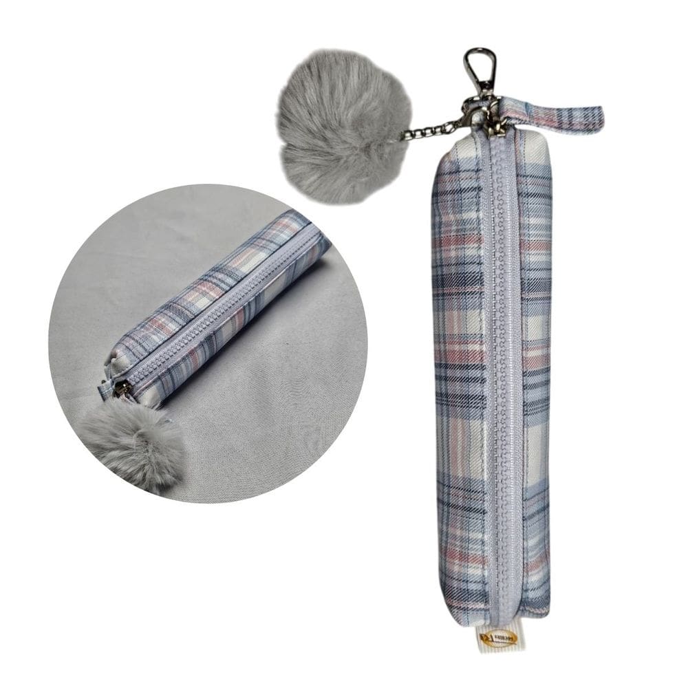 Estojo Escolar Xadrez Azul Claro com Pompom Multiuso Organizador Aulas Colorido Lápis Material Cor