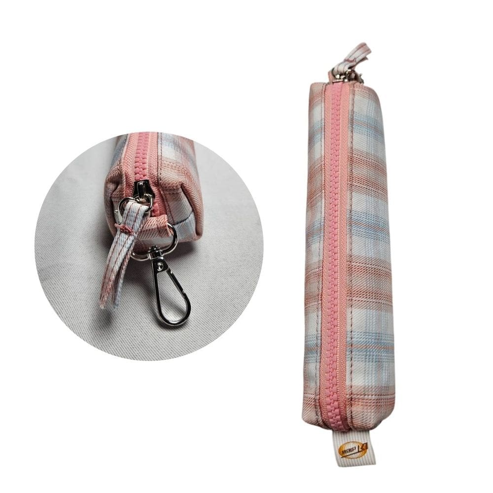 Estojo Escolar Xadrez Rosa Claro com Pompom Multiuso Organização Colorido Aula Lápis Caneta Matéria