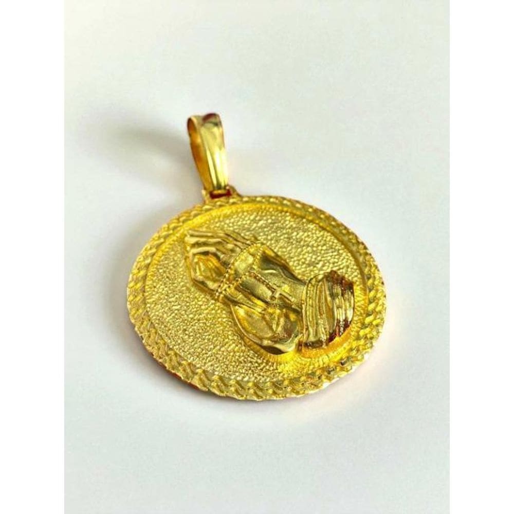 Pingente Mão Orando Redondo - Banhado A Ouro 18K
